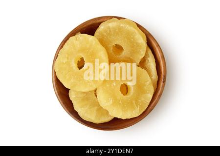 Fette di ananas candite disidratate in un recipiente di legno su sfondo bianco Foto Stock