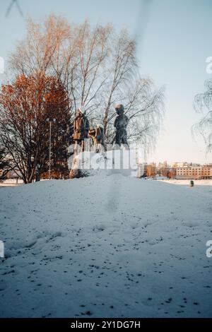 Statue di bambini nella neve a Rovaniemi, Lapponia Foto Stock