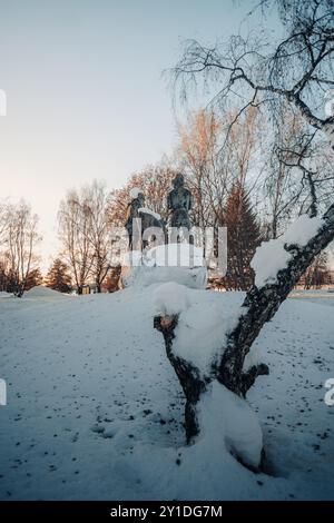 Statue di bambini nel parco sulla neve a Rovaniemi, Lapponia Foto Stock