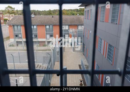 Darmstadt, Germania. 6 settembre 2024. Vista attraverso una finestra barrata del cortile interno del centro di detenzione per deportazione dell'Assia (AHE) durante una visita del ministro degli interni dell'Assia, Poseck. La struttura di detenzione per l’espulsione di Darmstadt-Eberstadt ospita stranieri che devono lasciare il paese per garantire la loro partenza sicura. Crediti: Lando Hass/dpa/Alamy Live News Foto Stock