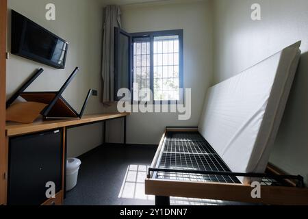 Darmstadt, Germania. 6 settembre 2024. Vista della sala di detenzione numero 708 presso la struttura di detenzione dell'Assia (AHE) durante la visita del ministro degli interni dell'Assia Poseck. La camera è dotata di letto, tavolo, sedia, frigorifero, televisore, WC e lavandino. La struttura di detenzione per l’espulsione di Darmstadt-Eberstadt accoglie gli stranieri che devono lasciare il paese per garantirne la partenza sicura. Crediti: Lando Hass/dpa/Alamy Live News Foto Stock