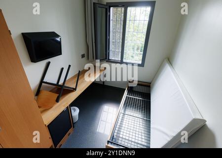 Darmstadt, Germania. 6 settembre 2024. Vista della sala di detenzione numero 708 presso la struttura di detenzione dell'Assia (AHE) durante la visita del ministro degli interni dell'Assia Poseck. La camera è dotata di letto, tavolo, sedia, frigorifero, televisore, WC e lavandino. La struttura di detenzione per l’espulsione di Darmstadt-Eberstadt accoglie gli stranieri che devono lasciare il paese per garantirne la partenza sicura. Crediti: Lando Hass/dpa/Alamy Live News Foto Stock