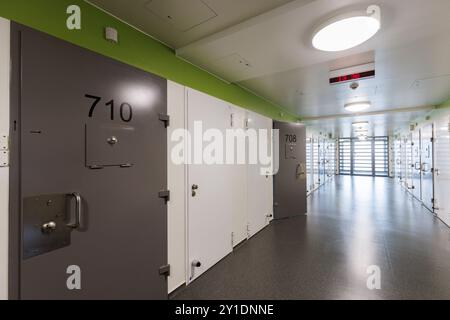 Darmstadt, Germania. 6 settembre 2024. Vista di un corridoio nel centro di detenzione per le deportazioni dell’Assia (AHE), lungo il quale si trovano diverse sale di detenzione. I cittadini stranieri che devono lasciare il paese sono detenuti nella struttura di detenzione per l’espulsione di Darmstadt-Eberstadt al fine di garantirne la partenza sicura. Crediti: Lando Hass/dpa/Alamy Live News Foto Stock