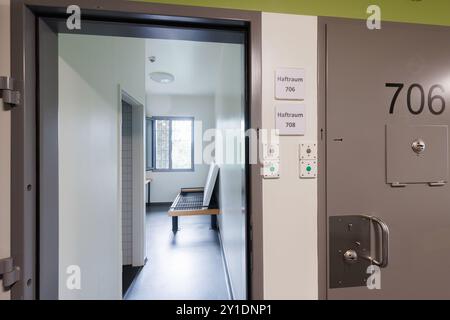 Darmstadt, Germania. 6 settembre 2024. Vista della sala di detenzione numero 708 presso la struttura di detenzione dell'Assia (AHE) durante la visita del ministro degli interni dell'Assia Poseck. Sulla destra, la porta della stanza 706. Gli stranieri che devono lasciare il paese sono alloggiati nella struttura di detenzione per l’espulsione di Darmstadt-Eberstadt, al fine di garantire la loro partenza sicura. Crediti: Lando Hass/dpa/Alamy Live News Foto Stock