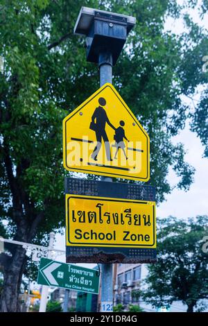 Segnali stradali in Thailandia - zona scuola Foto Stock