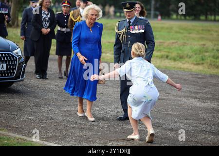 Durante la sua visita alla RAF Leeming, Northallerton, una donna si accomodi davanti alla Regina Camilla, Commodoro onorario dell'aria, per incontrare il personale di servizio e le loro famiglie e conoscere il supporto sociale che gli viene offerto. Data foto: Venerdì 6 settembre 2024. Foto Stock