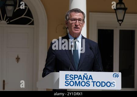 Il presidente del PP Alberto Nuñez Feijoo durante l'incontro con i presidenti regionali del Partido Popular, presso il Palacio de los Duques de Past Foto Stock