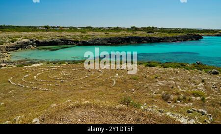 La spettacolare e deserta baia della Torre Castiglione, Porto Cesareo, Lecce, Puglia, Italia Foto Stock