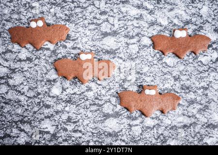 Biscotti di Halloween a forma di pipistrelli, su sfondo grigio. Foto Stock