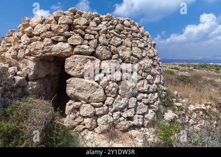 Una vecchia capanna in pietra abbandonata situata nella città di Mellieha, Malta Foto Stock