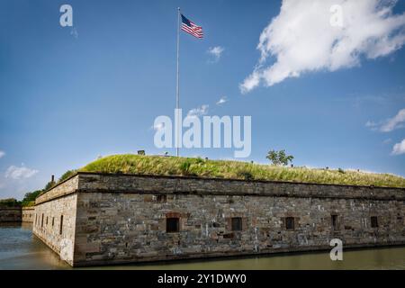 La bandiera americana vola sopra il Fort Monroe National Monument di Hampton, Virginia. Foto Stock