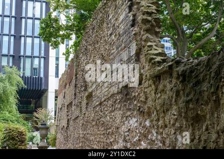London Wall, originariamente una costruzione romana nel 200 d.C., la sezione tra Aldgate e Aldersgate ricevette grandi riparazioni nel XV secolo. Foto Stock
