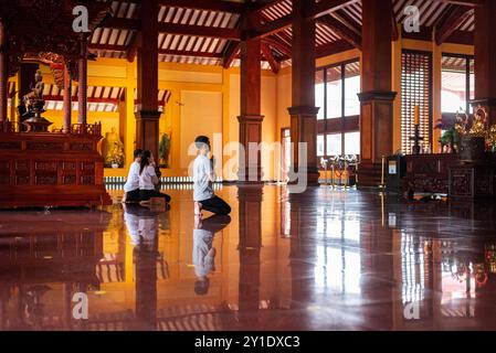 Ho chi Minh City, Vietnam - 6 luglio 2024: Le persone pregano nella Pagoda nazionale vietnamita. Foto Stock