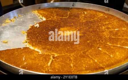 Dessert tradizionale turco e mediorientale in un vassoio grande: Knafeh (turco: Kunefe) Foto Stock