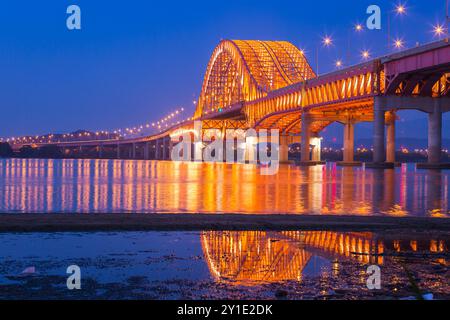 Banghwa Bridge di notte, un ponte sul fiume Han a Seoul, Corea del Sud. Foto Stock