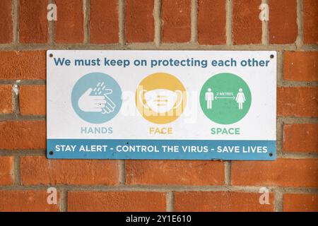 Mani Face Space - Stay Alert - controllare il virus - salvare vite - Covid-19 - Coronavirus segno Foto Stock