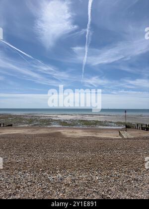 Worthing Beach in una giornata di sole, costa sud, West Sussex, Inghilterra. Foto Stock