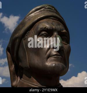 Busto in bronzo del poeta italiano Dante Alighieri (c. 1265-1321), che ricorda la sua parte nella Battaglia di Campaldino nel 1289, che si erge fuori dal Castello dei conti Guidi a Poppi, in Toscana. Foto Stock