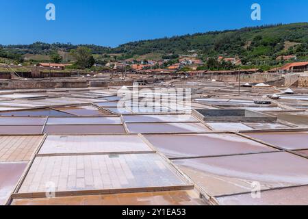 Rio Maior, Portogallo: 7 luglio 2024: Fonte da Bica Salt Flats, alias Salinas de Rio Maior, sistema di compartimenti d'acqua poco profondi e grondaie per sale extra Foto Stock