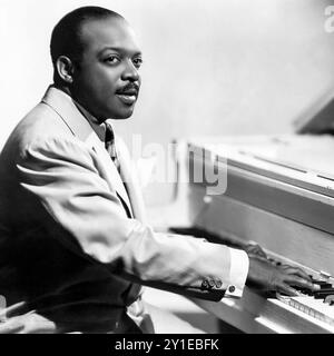 Ritratto del bandleader jazz americano e pianista Count Basie, seduto al pianoforte 1955 - Kriegsmann Foto Stock