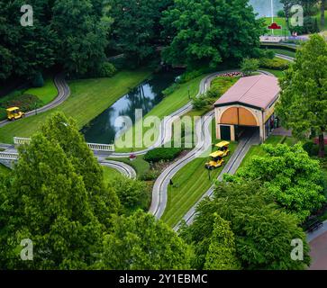 Paesi Bassi, Biddinghuizen - 15 luglio 2014 - Vista aerea di un parco splendidamente paesaggistico con sentieri tortuosi, un piccolo laghetto e la vivace greene Foto Stock