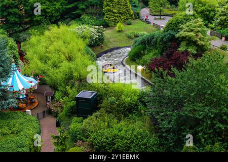 Paesi Bassi, Biddinghuizen - 15 luglio 2014 - Vista aerea di un lussureggiante parco verde caratterizzato da un fiume tortuoso con una barca gialla che naviga attraverso di esso. Vicino Foto Stock