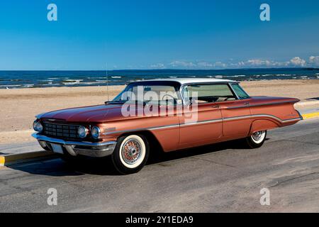 1960 Oldsmobile 98 su pavimentazione. Foto Stock