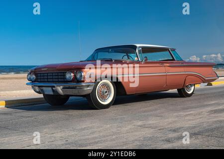 1960 Oldsmobile 98 su pavimentazione. Foto Stock