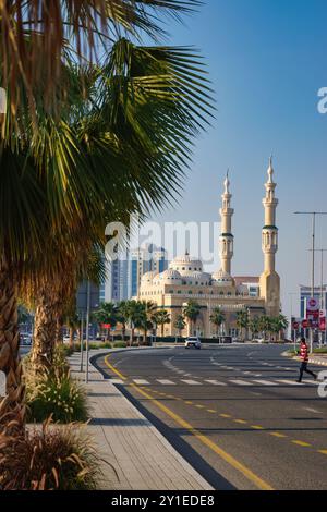 Centro di Ras al Khaimah, Emirati Arabi Uniti con sullo sfondo la Moschea del Sultano bin Saqr al Qasimi. Foto Stock