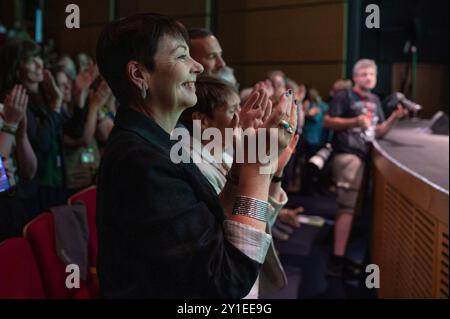 Manchester, Regno Unito. 6 settembre 2024. Caroline Lucas ha visto applaudire alla conferenza. Il Partito Verde si riunisce a Manchester per la conferenza annuale del partito. Credito: SOPA Images Limited/Alamy Live News Foto Stock