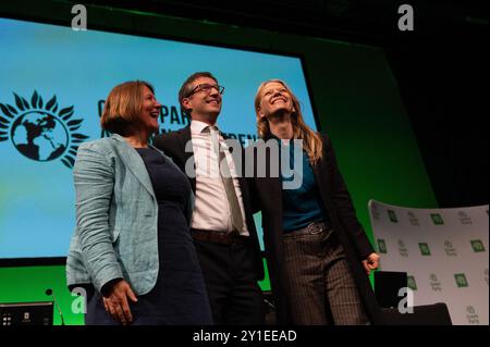 Manchester, Regno Unito. 6 settembre 2024. Il co-leader del Green Party Adrian Ramsay è affiancato sul palco dai parlamentari del Green Party Siân Berry e Ellie Chowns durante l'evento. Il Partito Verde si riunisce a Manchester per la conferenza annuale del partito. Credito: SOPA Images Limited/Alamy Live News Foto Stock