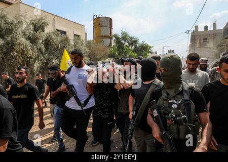 Jenin, Cisgiordania, Palestina. 6 settembre 2024. Jenin, Cisgiordania, Palestina. 6 settembre 2024. Militanti palestinesi armati in occasione di un grande funerale di giovani palestinesi uccisi dalle forze israeliane nel campo profughi di Jenin nella Cisgiordania settentrionale. Le forze israeliane si sono ritirate dalla città di Jenin e dai suoi campi profughi a seguito di un'intensa offensiva militare di 10 giorni. Il lungo attacco israeliano ha portato alla morte di 21 palestinesi, e ha lasciato dietro distruzione e danni diffusi, anche alle infrastrutture idriche e fognarie (Credit Image: © Mohammed Turabi/IMAGESLIVE via ZUMA Press Wire) EDITORIALE Cre Foto Stock