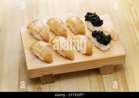 Shima-zushi, un tipo di sushi nigiri mangiato sulle isole giapponesi. Foto Stock