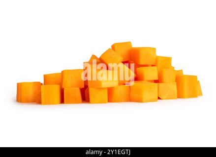 La vista frontale della carota arancione fresca a forma di cubo nella pila è isolata su sfondo bianco con percorso di ritaglio. Foto Stock