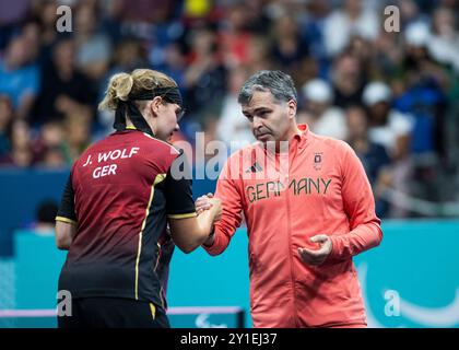 PARIGI, FRANCIA - 06 SETTEMBRE: Juliane Wolf della germania, WS8 perde contro Aida HUSIC DAHLEN della norvegia in occasione della semifinale di singolare femminile WS8 durante il para ping-pong dei Giochi paralimpici estivi di Parigi 2024 alla South Paris Arena il 6 settembre 2024 a Parigi, Francia. (Foto di Mika Volkmann) credito: Mika Volkmann/Alamy Live News Foto Stock