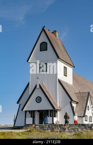 Nanortalik, Groenlandia - 27 agosto 2024: Veduta esterna della Chiesa luterana danese nella piccola città di Nanortalik nel sud della Groenlandia. Foto Stock