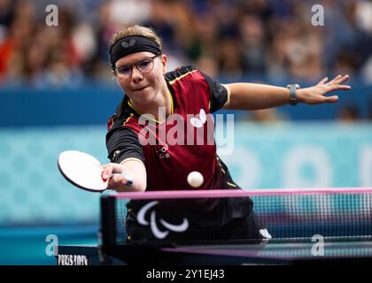 PARIGI, FRANCIA - 06 SETTEMBRE: Juliane Wolf della germania, WS8 perde contro Aida HUSIC DAHLEN della norvegia in occasione della semifinale di singolare femminile WS8 durante il para ping-pong dei Giochi paralimpici estivi di Parigi 2024 alla South Paris Arena il 6 settembre 2024 a Parigi, Francia. (Foto di Mika Volkmann) credito: Mika Volkmann/Alamy Live News Foto Stock