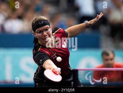 PARIGI, FRANCIA - 06 SETTEMBRE: Juliane Wolf della germania, WS8 perde contro Aida HUSIC DAHLEN della norvegia in occasione della semifinale di singolare femminile WS8 durante il para ping-pong dei Giochi paralimpici estivi di Parigi 2024 alla South Paris Arena il 6 settembre 2024 a Parigi, Francia. (Foto di Mika Volkmann) credito: Mika Volkmann/Alamy Live News Foto Stock