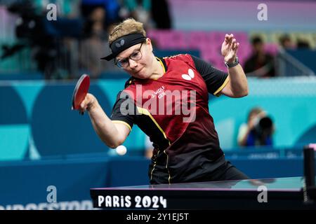 PARIGI, FRANCIA - 06 SETTEMBRE: Juliane Wolf della germania, WS8 perde contro Aida HUSIC DAHLEN della norvegia in occasione della semifinale di singolare femminile WS8 durante il para ping-pong dei Giochi paralimpici estivi di Parigi 2024 alla South Paris Arena il 6 settembre 2024 a Parigi, Francia. (Foto di Mika Volkmann) credito: Mika Volkmann/Alamy Live News Foto Stock