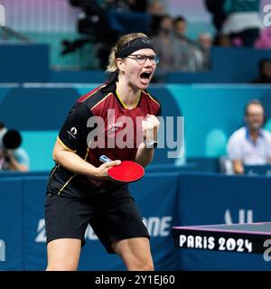 PARIGI, FRANCIA - 06 SETTEMBRE: Juliane Wolf della germania, WS8 perde contro Aida HUSIC DAHLEN della norvegia in occasione della semifinale di singolare femminile WS8 durante il para ping-pong dei Giochi paralimpici estivi di Parigi 2024 alla South Paris Arena il 6 settembre 2024 a Parigi, Francia. (Foto di Mika Volkmann) credito: Mika Volkmann/Alamy Live News Foto Stock