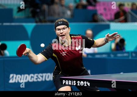 PARIGI, FRANCIA - 06 SETTEMBRE: Juliane Wolf della germania, WS8 perde contro Aida HUSIC DAHLEN della norvegia in occasione della semifinale di singolare femminile WS8 durante il para ping-pong dei Giochi paralimpici estivi di Parigi 2024 alla South Paris Arena il 6 settembre 2024 a Parigi, Francia. (Foto di Mika Volkmann) credito: Mika Volkmann/Alamy Live News Foto Stock