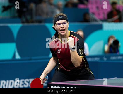 PARIGI, FRANCIA - 06 SETTEMBRE: Juliane Wolf della germania, WS8 perde contro Aida HUSIC DAHLEN della norvegia in occasione della semifinale di singolare femminile WS8 durante il para ping-pong dei Giochi paralimpici estivi di Parigi 2024 alla South Paris Arena il 6 settembre 2024 a Parigi, Francia. (Foto di Mika Volkmann) credito: Mika Volkmann/Alamy Live News Foto Stock