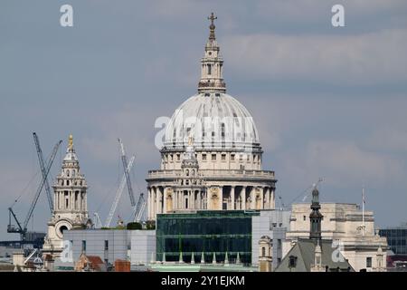 La cupola della Cattedrale di San Paolo vista dal ponte pedonale del Giubileo. Londra, Regno Unito. 17 luglio 2024 Foto Stock