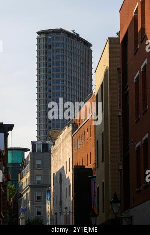 Il grattacielo Centre Point si trova all'incrocio tra Charing Cross Road, Oxford Street, Tottenham Court Road e New Oxford Street, Londra, Regno Unito. Il Foto Stock