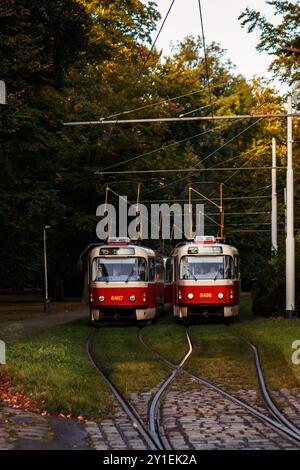 Praga, repubblica Ceca - 12 ottobre 2021: Due tram rossi e gialli aspettano sui binari di praga nel parco Stromovka Foto Stock