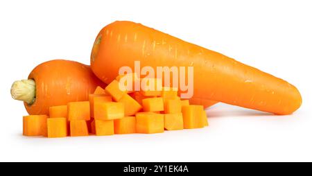 La vista laterale della carota arancione fresca con fette a forma di cubo nella pila è isolata su sfondo bianco con percorso di ritaglio. Foto Stock