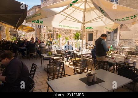 Tavoli all'aperto con ombrelloni per ombrelloni e cene al Restoran Marko / Marko's Pizzeria & Spaghetteria. Ristorante Marko, pizzeria che serve anche pasta, a Stari Grad, isola di Hvar, Croazia. (138) Foto Stock