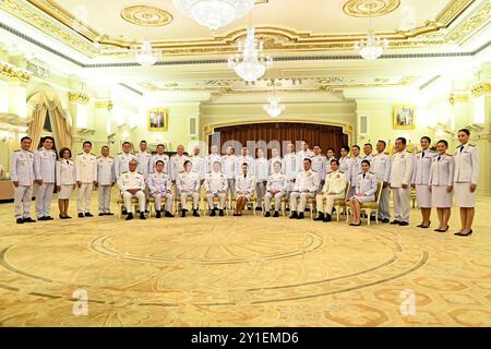 Bangkok, Thailandia. 6 settembre 2024. Il primo ministro tailandese Paetongtarn Shinawatra e i nuovi membri del gabinetto posano per una foto di gruppo alla sede del governo di Bangkok, Thailandia, 6 settembre 2024. Il re thailandese Maha Vajiralongkorn ha giurato venerdì al primo ministro Paetongtarn Shinawatra e ai ministri di governo in un governo di coalizione, dopo l'approvazione reale dei nuovi portafogli all'inizio di questa settimana. Crediti: Rachen Sageamsak/Xinhua/Alamy Live News Foto Stock