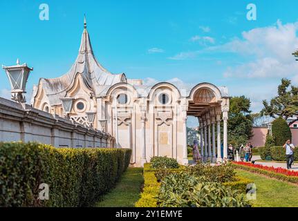 10 luglio 2024, Istanbul, Turkiye: I turisti esplorano lo storico Palazzo Beylerbeyi di Istanbul, ammirando la sua splendida architettura e il suo significato Foto Stock