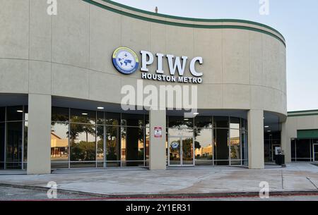 Houston, Texas Stati Uniti 08-11-2024: PIWC Houston Metro Pentecostale chiesa edificio religione esterna. Foto Stock